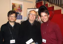 Sergio Arecco, al centro, con il presidente del cineclub buschese, Mattia Bertaina, a destra 